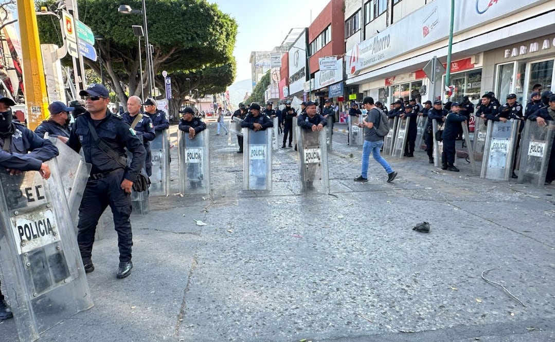 Los inconformes, que mantenían un bloqueo en calles alrededor del Congreso de Chiapas, fueron desalojados. Foto: Especial