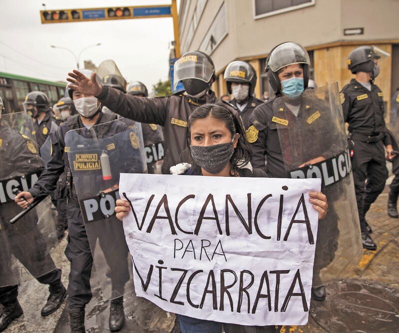 Afuera del Congreso de Perú, en Lima, algunas personas protestaron mientras adentro del recinto se votaba la destitución del presidente Martín Vizcarra . RODRIGO ABD. AP