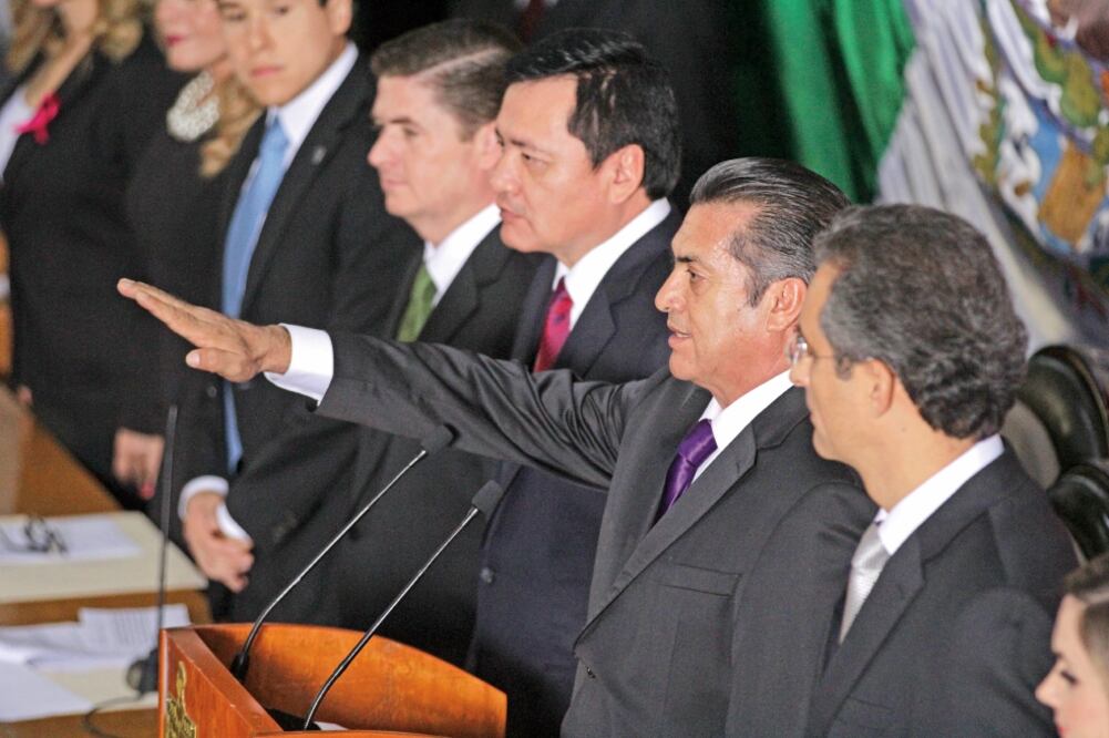 Al costado derecho del mandatario, el secretario de Gobernación, Miguel Ángel Osorio Chong, y el ex gobernador Rodrigo Medina (ESPECIAL)