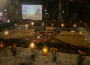Bomberos colocan en el Monumento a la Revolución ofrenda en honor a elementos fallecidos en cumplimiento de su deber