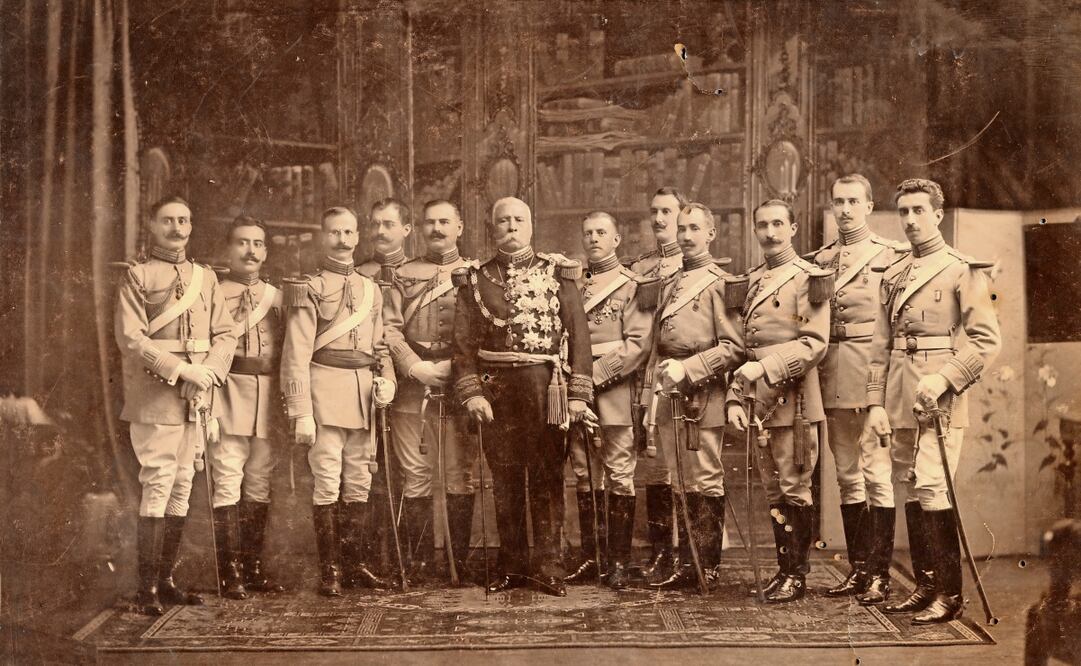 En la parte final del libro, el investigador muestra varias imágenes del presidente Porfirio Díaz, en una de ellas posa con integrantes de su Estado Mayor Presidencial. Foto: Colección Porfirio Díaz de la Universidad Iberoamericana