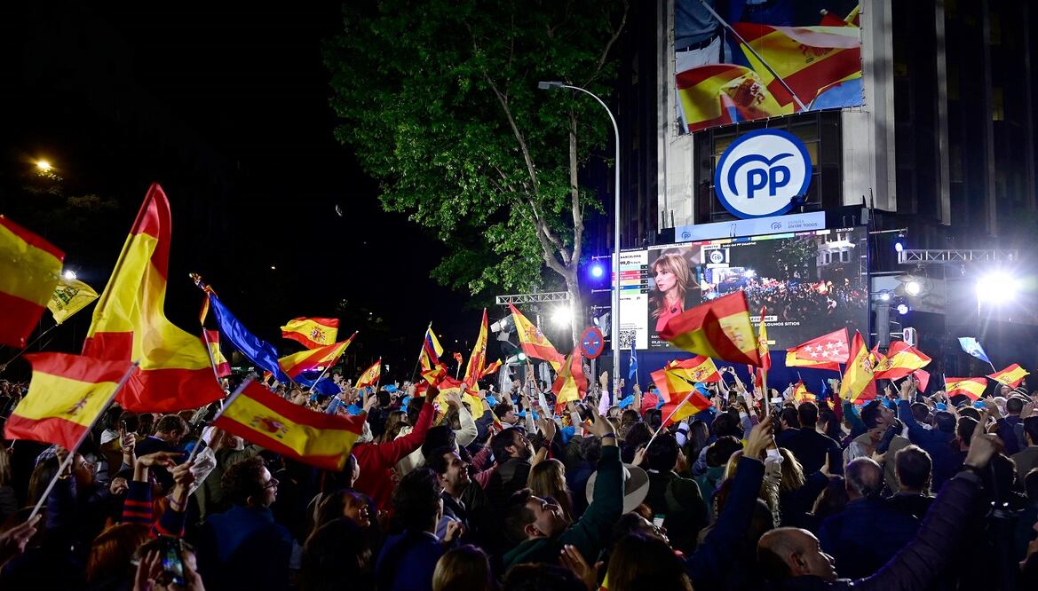 Simpatizantes del Partido Popular (PP) celebraron anoche en Madrid los resultados de las elecciones autonómicas y municipales. FOTO: AFP