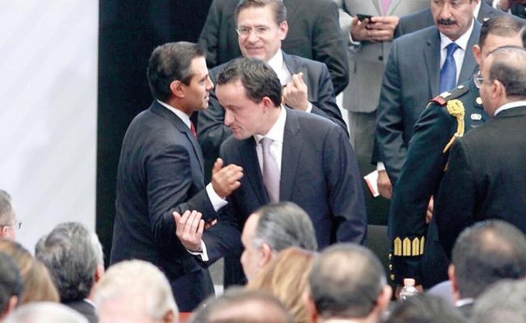 Mexican President Enrique Peña Nieto (left) & Mikel Arriola, general director of the IMSS - File photo/EL UNIVERSAL