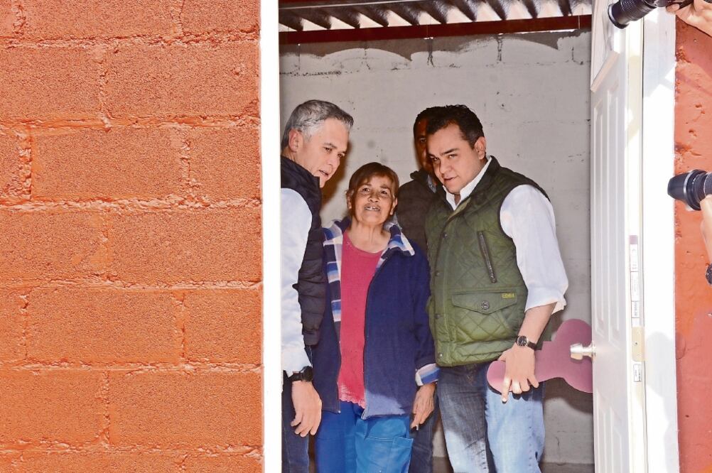 En la colonia El Ocotal, el jefe de Gobierno, Miguel Ángel Mancera, y el jefe delegacional Fernando Mercado presentaron dos de las viviendas. (CDMX)