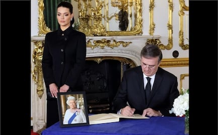 Ebrard firma libro de condolencias y asiste a la capilla ardiente de la Reina Isabel ll en Londres