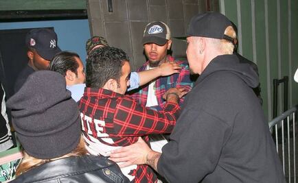 Intentan agredir a Chris Brown afuera de antro