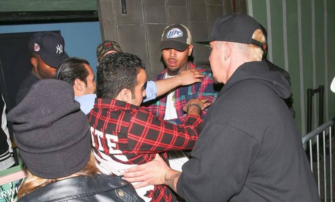 El cantante no se inmutó ante el intento de abordaje de los desconocidos. (FOTO tomada de mirror.co.uk)