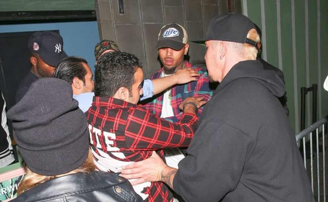 El cantante no se inmutó ante el intento de abordaje de los desconocidos. (FOTO tomada de mirror.co.uk)