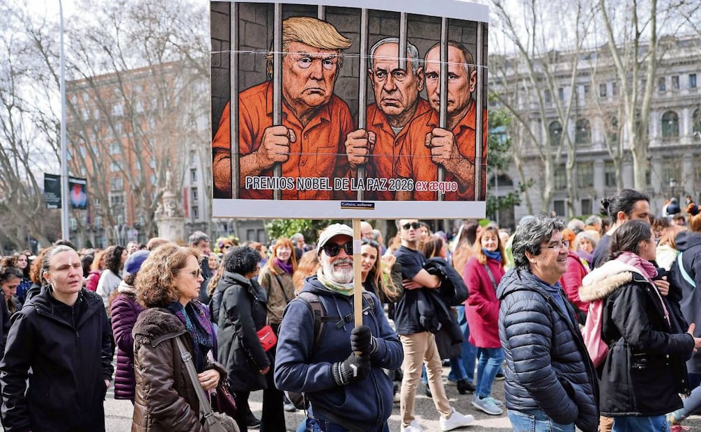 En Madrid, la gente exigió el fin de la guerra en Irán y prisión para el
presidente Donald Trump y el premier israelí Benjamín Netanyahu. Foto: Thomas Coex / AFP