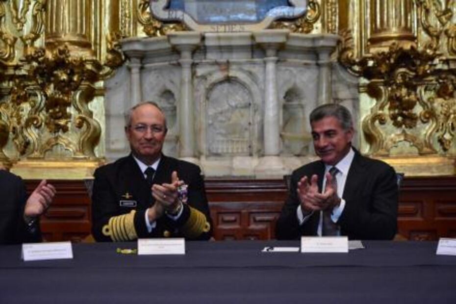 Condecoran a secretario de Marina con la Clavis Palafoxiana en Puebla