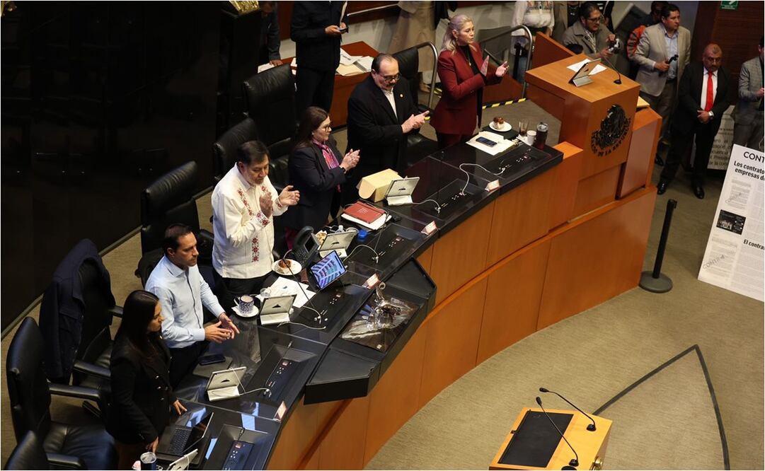 Guardan un minuto de silencio en el Senado por la muerte de Silvia Pinal. Foto: Diego Simón/EL UNIVERSAL