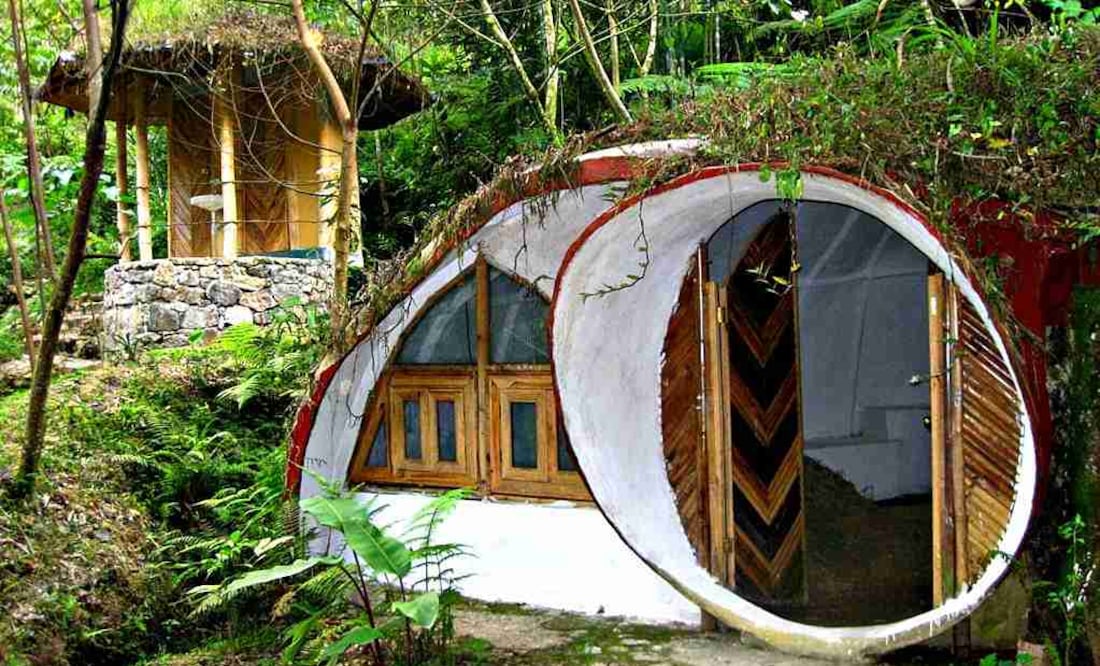 Cinco cabañas forradas de bambú