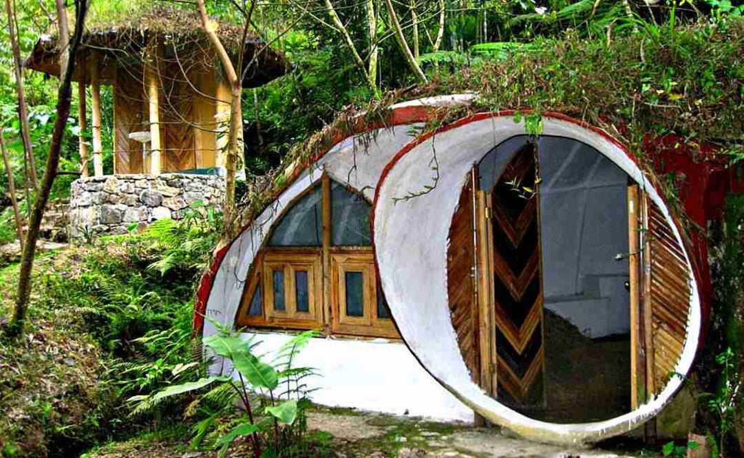 Cinco cabañas forradas de bambú