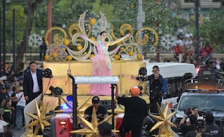 Con coronas y disfraces, Tabasco recibe a Fátima Bosch; lluvia no frena desfile de Miss Universo 2025