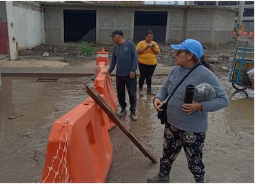 Vecinos bloquean inmediaciones del Tren Suburbano al AIFA para exigir atención en viviendas dañadas por lluvias