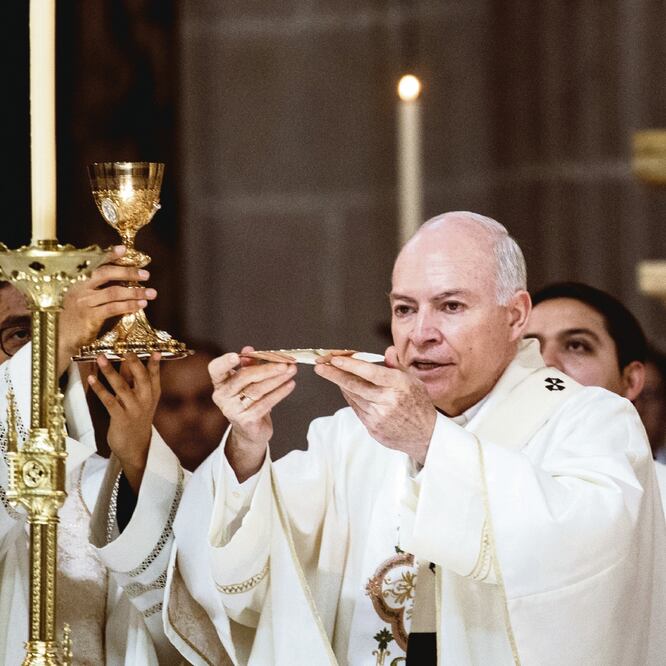 El arzobispo primado de México, Carlos Aguiar Retes, durante la misa oficiada ayer en la Catedral Metropolitana. Foto: GERMÁN ESPINOSA. EL UNIVERSAL