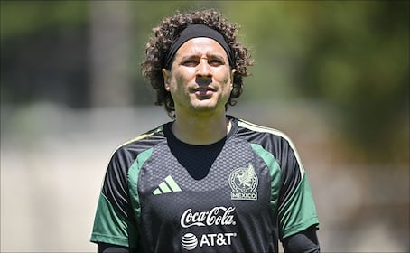 Periodista de ESPN califica como "una vergüenza" que Guillermo Ochoa se mantenga en Selección Mexicana
