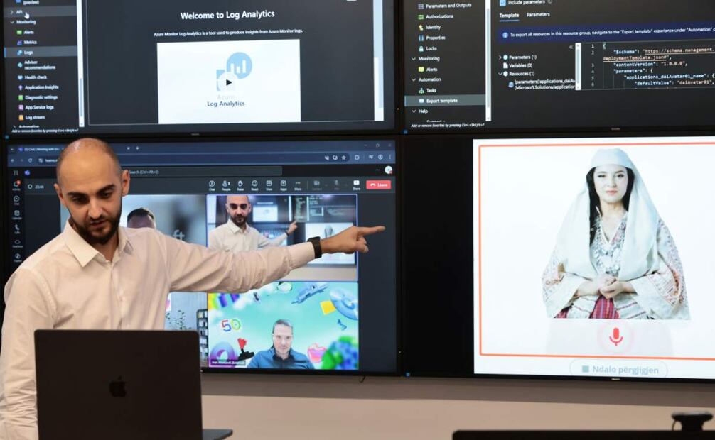 Enio Kaso, jefe del Departamento de Inteligencia Artificial y Licencias de Criptomonedas, muestra al ministro de IA Diella, cuyo nombre significa "Sol" en albanés, durante una conferencia telefónica en Tirana, Albania, el viernes 12 de septiembre de 2025. Foto: AP