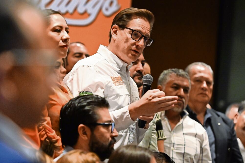 Ante aspirantes emecistas a diversos puestos de elección popular, Chertorivski sostuvo que aunque ha recibido todo tipo de propuestas, él seguirá porque va a ganar el 2 de junio Foto: Daniel Augusto Cuartooscuro