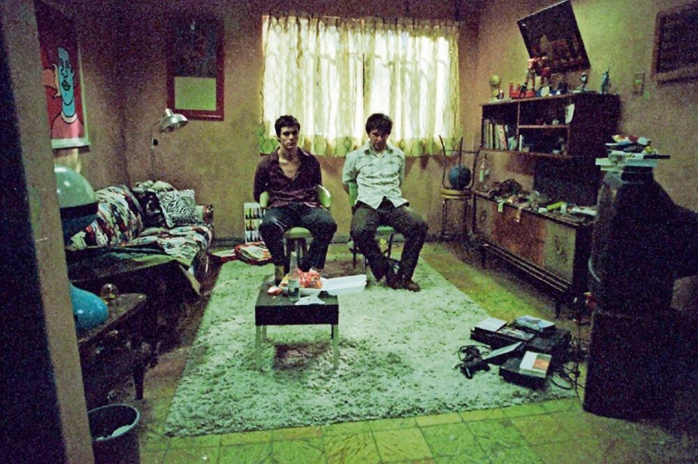 Escena de la versión mexicana (arriba) y una española (abajo), que fue el primer remake en el extranjero (ARCHIVO EL UNIVERSAL)