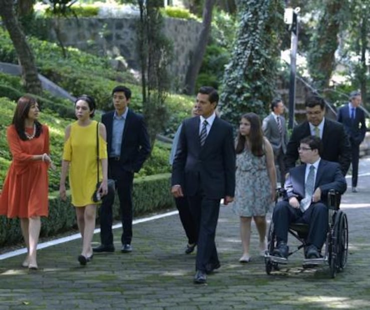 Peña recibe a jóvenes heridos por tiroteo en colegio de NL