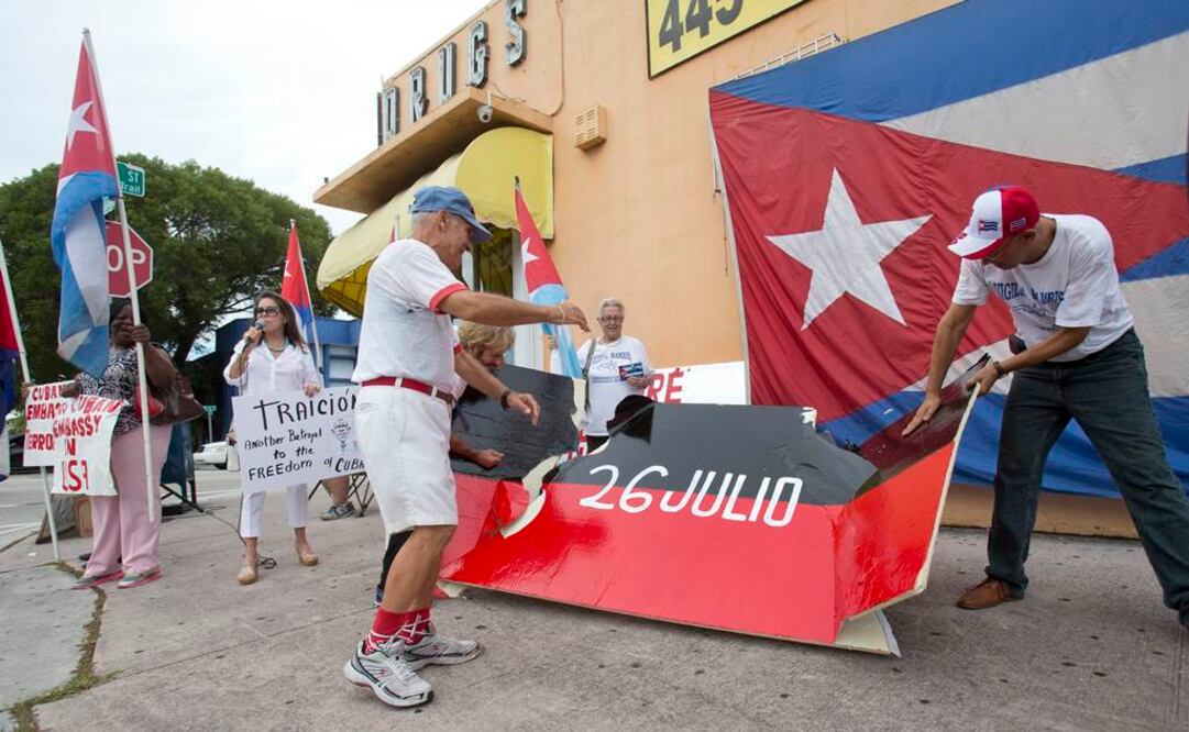 Pelean en la Pequeña Habana por izamiento de bandera en Cuba