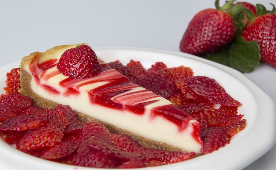 Te mostramos cómo preparar un cheesecake bajo en grasa que puedes acompañar con fresas o tu fruta preferida. (Fotos: Pixabay)