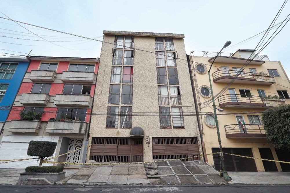 Autoridades informaron que en total son 121 inmuebles que las delegaciones advierten que pueden colapsar, aunque no todos necesitan demolición. A finales de noviembre se habrán intervenido todos los edificios con código verde. (LUIS CORTÉS. EL UNIVERSAL)