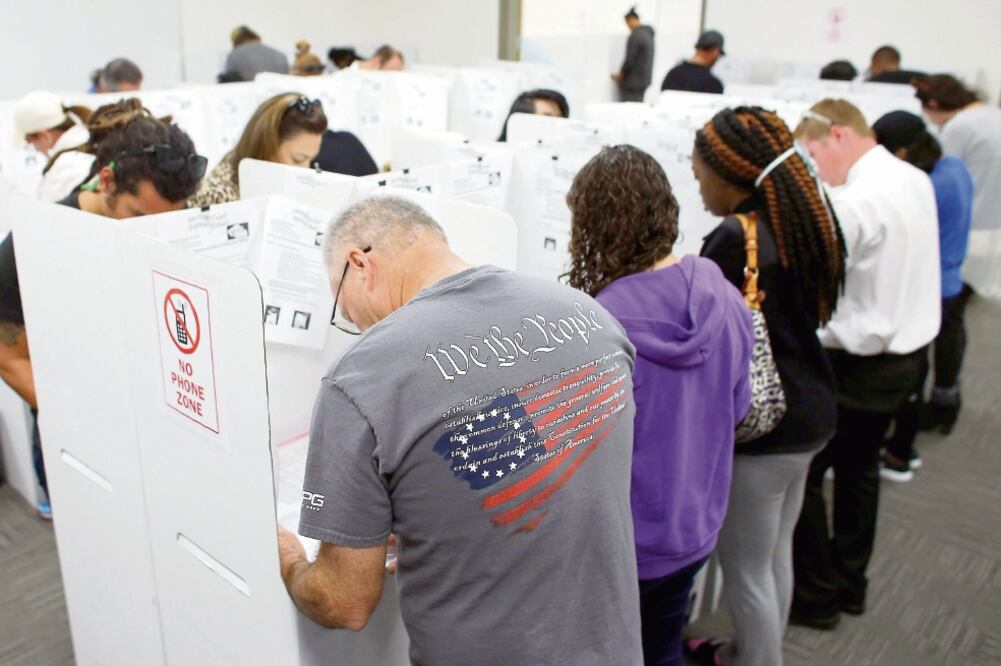 Avanzan comicios. En California, miles de ciudadanos han acudido a emitir su sufragio. En ese estado los latinos han promovido el derecho a votar. (FOTO: MIKE BLAKE. REUTERS)
