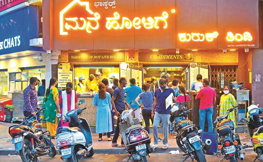 Personas en un local de comida en Bangalore, India. Al menos 133 millones de personas volverán a quedar confinadas para frenar la propagación del coronavirus, anunciaron las autoridades. Foto: MANJUNATH KIRAN. AFP