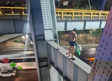 Hombre escala puente vehicular en inmediaciones del AICM; amenazaba con arrojarse al vacío