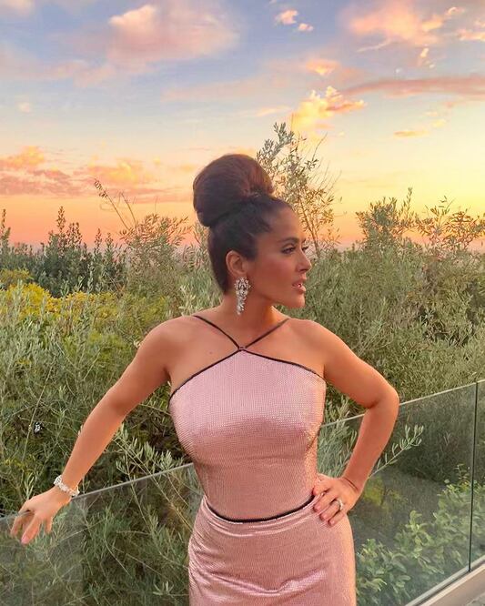 Salma Hayek compartió una fotografía sin maquillaje por el cumpleaños de su padre. Foto: Instagram