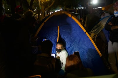 Salgado Macedonio se alista para pasar la noche en plantón frente al INE 