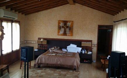 Llenan de flores casa de Joan Sebastian en Cuernavaca