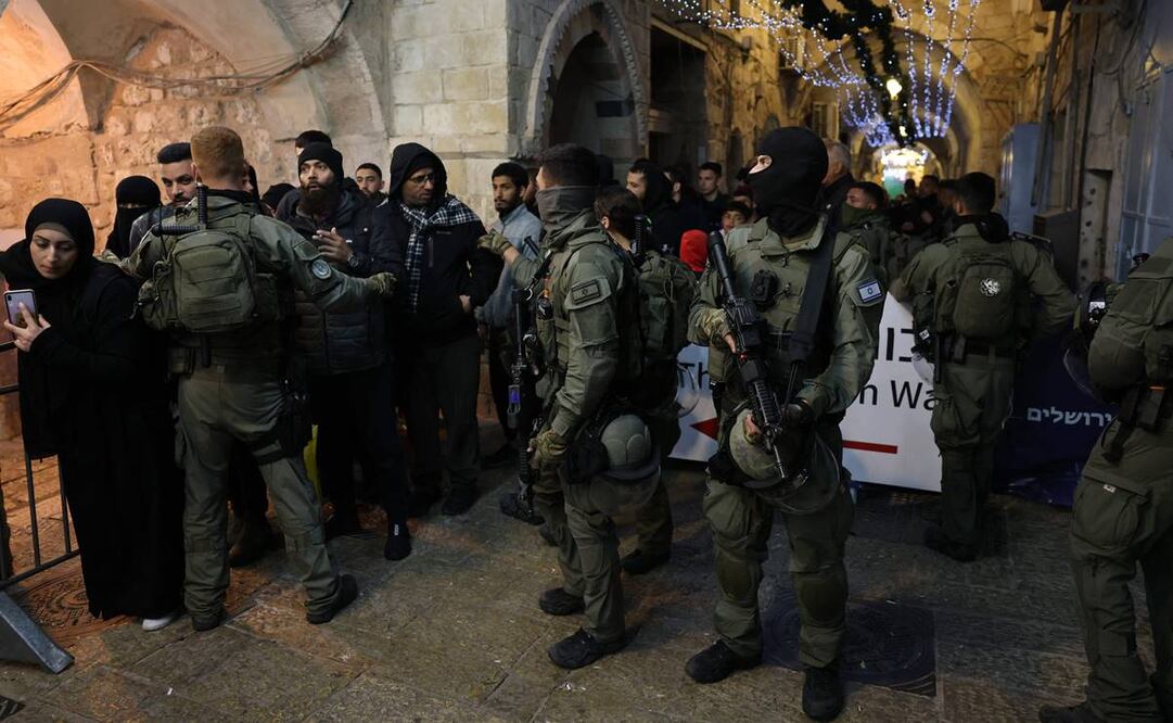 Fuerzas de seguridad israelíes en la mezquita Al Aqsa. Foto: AFP