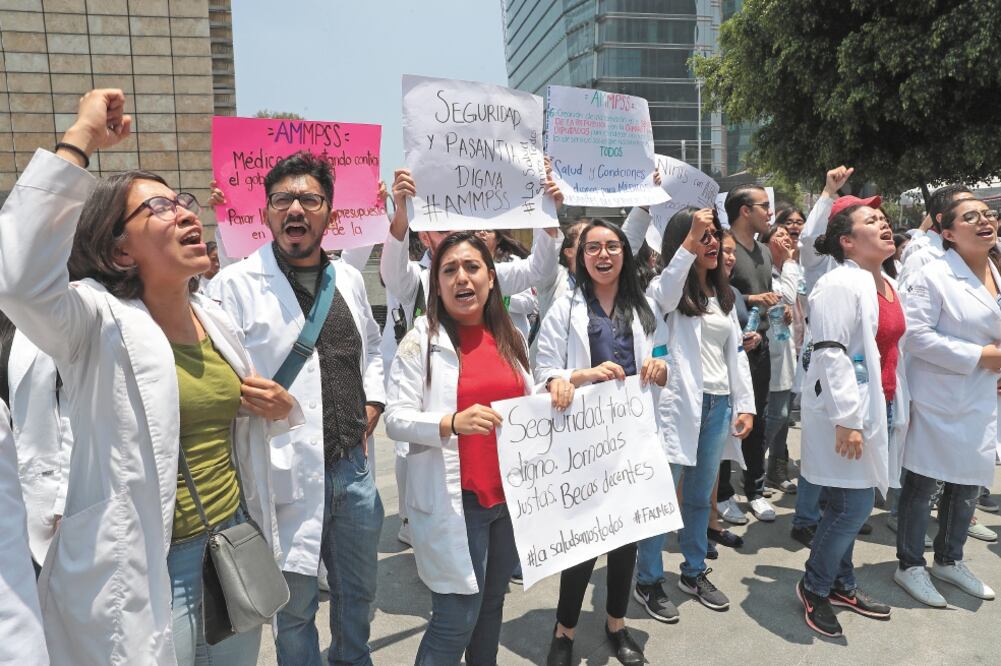 Más de 100 pasantes de Medicina marcharon del Zócalo capitalino hasta la Ssa para que les garanticen seguridad durante su pasantía. Foto/IVÁN STEPHENS. EL UNIVERSAL