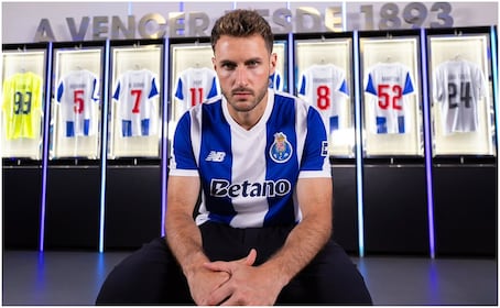 Santiago Giménez es presentado como nuevo delantero del Porto; ¿Cuál será su dorsal?