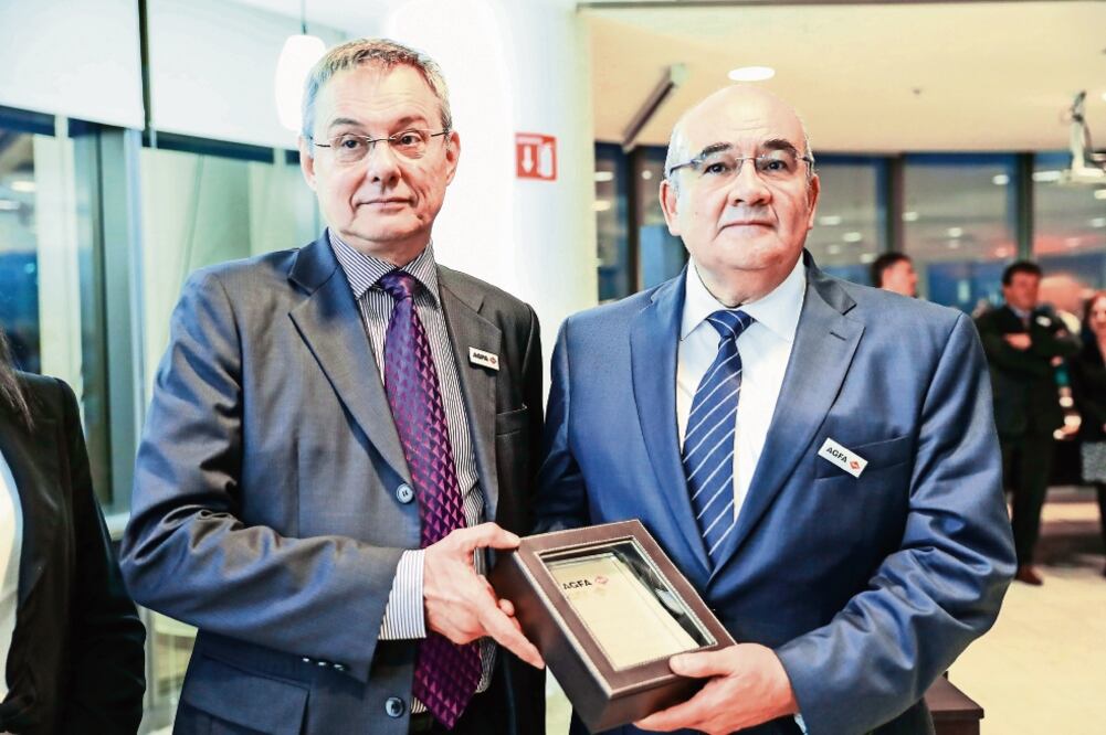 El CEO de Agfa-Gevaert, Christian Reinaudo (izq.), entregó el reconocimiento al Director de Operaciones de EL UNIVERSAL, Raymundo Regalado (GERMÁN ESPINOSA. EL UNIVERSAL)
