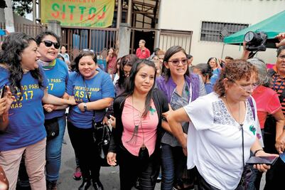 Festeja salvadoreña fallo sobre aborto