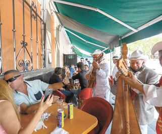 Acaba la espera de músicos; regresan a los restaurantes