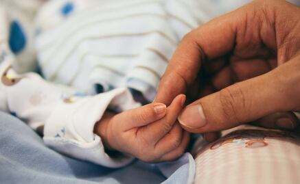 Dejó a su bebé sola por 6 días, volvió a su casa y la encontró muerta