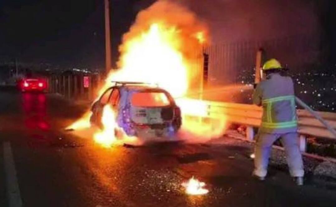 Hombre calcinado dentro de un taxi en Chiapas. Foto: Especial