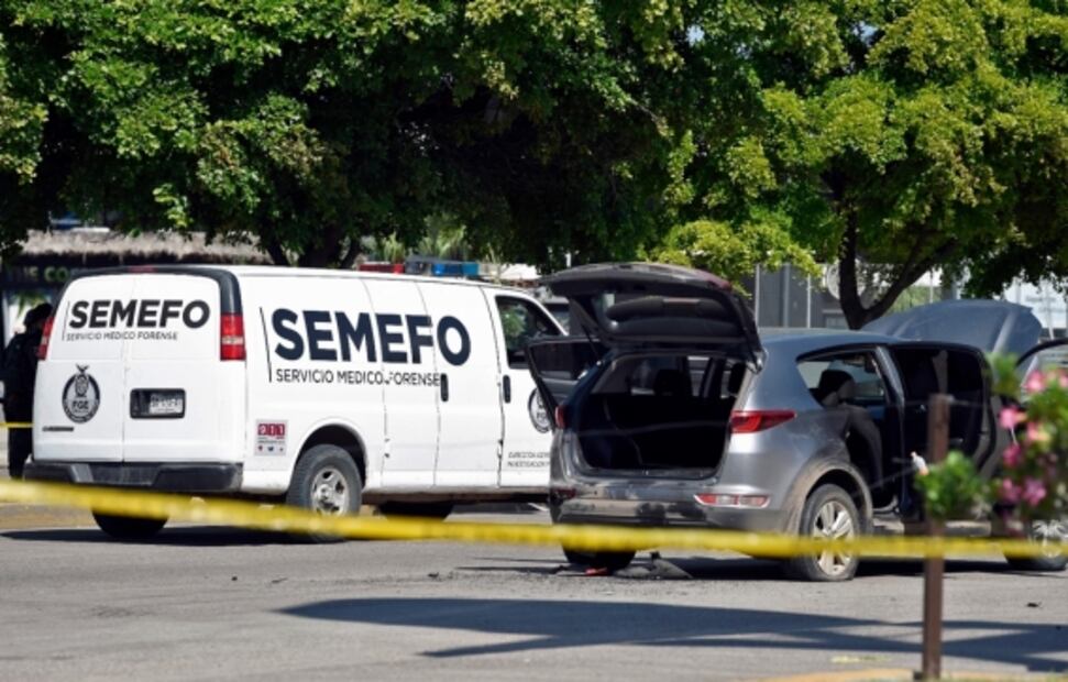Camioneta clonada de Sedena aparece junto a cadáveres en Culiacán