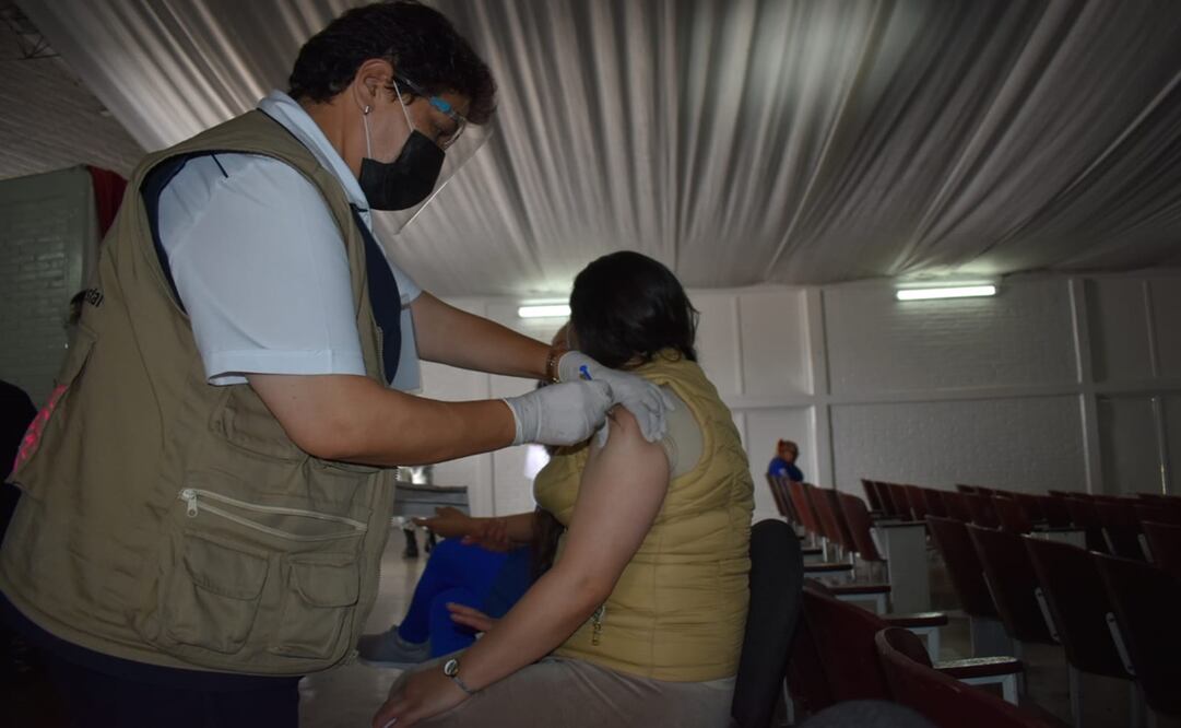 Persona privada de su libertad recibiendo la dosis de Cansino en Centro Penitenciario del Estado de México. Foto: Claudia González  