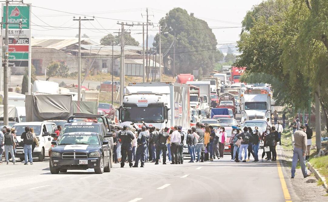 Médicos que cerraron la carretera arribaron desde Toluca, Metepec, Mexicaltzingo, Calpulhuac, Acambay, Tonatico, Ixtapan y Ecatepec. Foto: Jorge Alvarado. EL UNIVERSAL