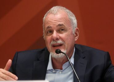 Respaldan a exrector por embate de López Obrador