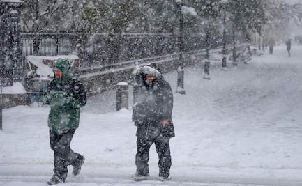 Tormenta invernal complica viajes festivos en EU; aeropuertos advierten que clima podría causar interrupciones en vuelos