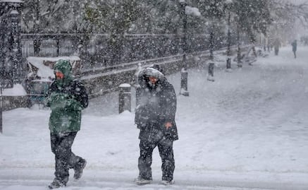 Tormenta invernal complica viajes festivos en EU; aeropuertos advierten que clima podría causar interrupciones en vuelos