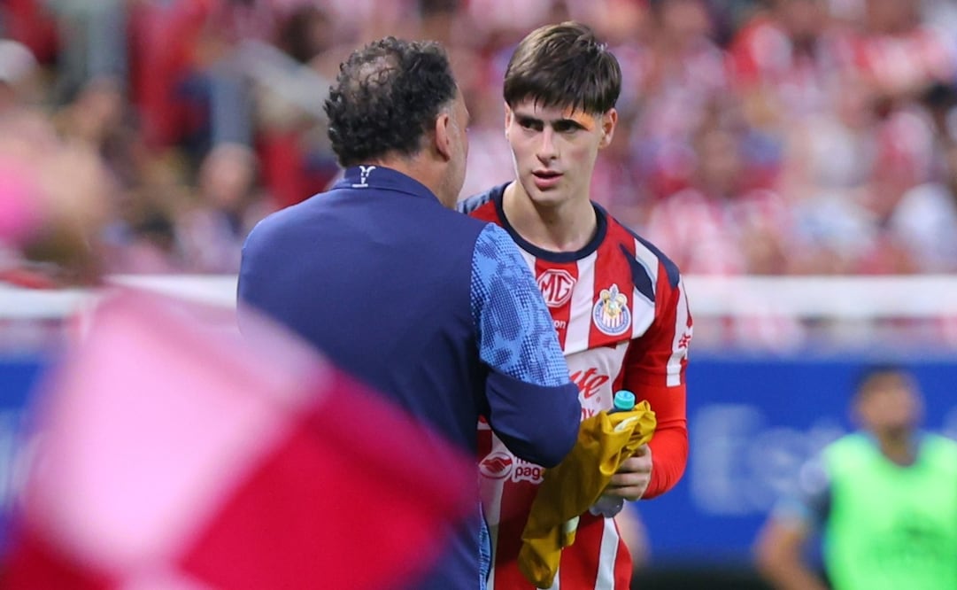 Armando González charla con Gabriel Milito durante un juego de Chivas. FOTO: IMAGO7