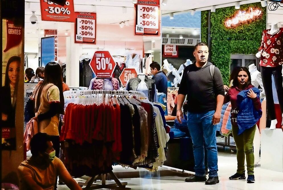 Analistas consideran que la fortaleza del peso ha ayudado al consumo, sobre todo para comprar bienes importados.